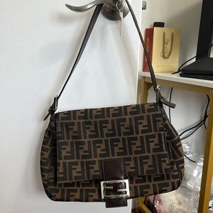 FENDI
Zucca Mamma Baguette handbag/shoulder bag